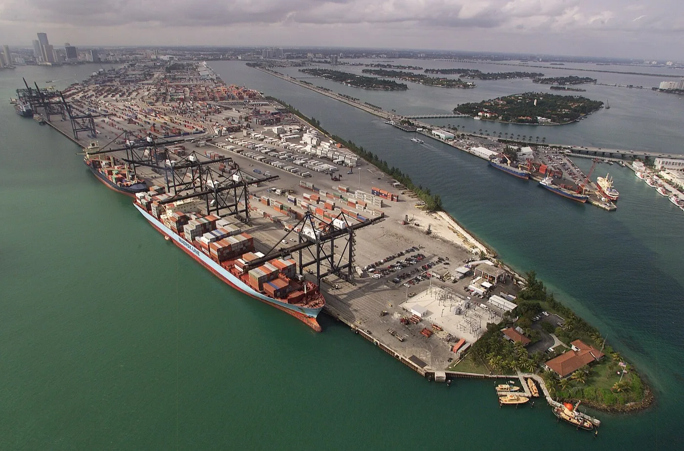 Port terminal handling bulk cargo for export